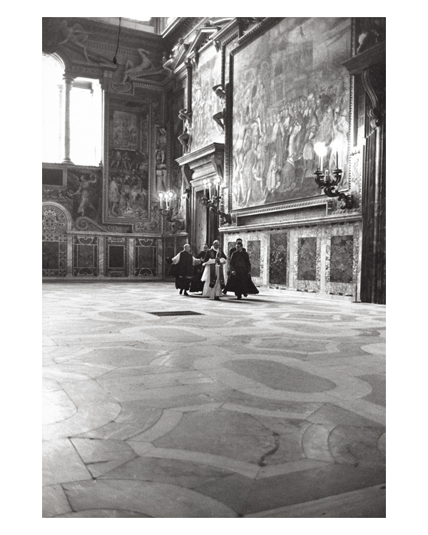 Paolo VI accompagnato dai suoi collaboratori attraversa la Sala Regia per recarsi a un’udienza generale in San Pietro